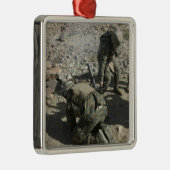 モルタルメンは耳を覆い目を避ける メタルオーナメント (右)