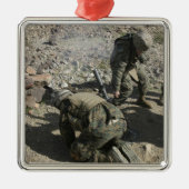 モルタルメンは耳を覆い目を避ける メタルオーナメント (正面)