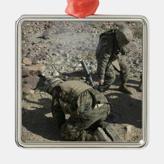 モルタルメンは耳を覆い目を避ける メタルオーナメント (正面)