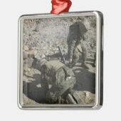 モルタルメンは耳を覆い目を避ける メタルオーナメント (左)