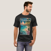 モルディブのビーチイラスト旅行アートヴィンテージ Tシャツ (正面フル)