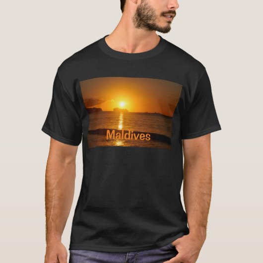 モルディブの熱帯ビーチ Tシャツ (正面)