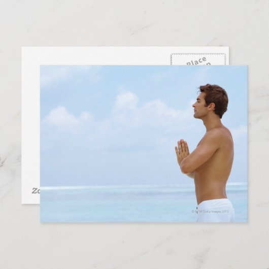 モルディブ頭が切れるで、ヨガを練習する若い男 ポストカード (正面/裏面)