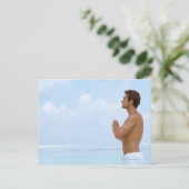 モルディブ頭が切れるで、ヨガを練習する若い男 ポストカード (スタンド正面)