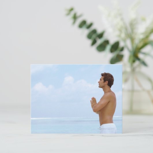 モルディブ頭が切れるで、ヨガを練習する若い男 ポストカード (スタンド正面)