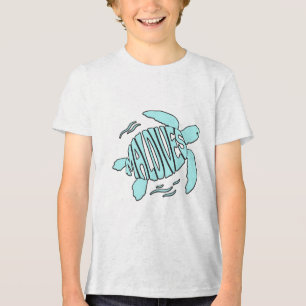 モルディブ ウミガメ - トロピカルブルーのタイポグラフィ トライブレンドTシャツ