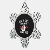 モルモットのギフトを愛する女の子 スノーフレークピューターオーナメント (右)