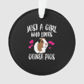 モルモットの贈り物が大好きな少女 オーナメント (正面)