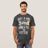 モルモットや陶器が大好きな女の子 Tシャツ (正面フル)