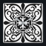 モロッコのタイル – 白、黒の背景 スクエア壁時計<br><div class="desc">モロッコインスパイアタイルのパターンで磨かれたセラミックの外観 – 黒い背景を持つ白いパターン</div>