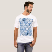 モロッコの幾何学的、水色のシームレスなパターン。 Tシャツ (正面フル)