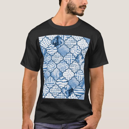 モロッコの幾何学的、水色のシームレスなパターン。 Tシャツ (正面)