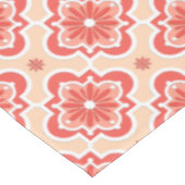 モロッコタイルパターン – コーラルオレンジの色合い テーブルクロス (アングル)