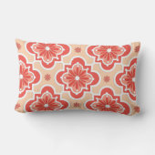 モロッコタイルパターン – コーラルオレンジの色合い ランバークッション (裏面)