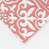 モロッコタイル – コーラルピンクと白 フリースブランケット (角)