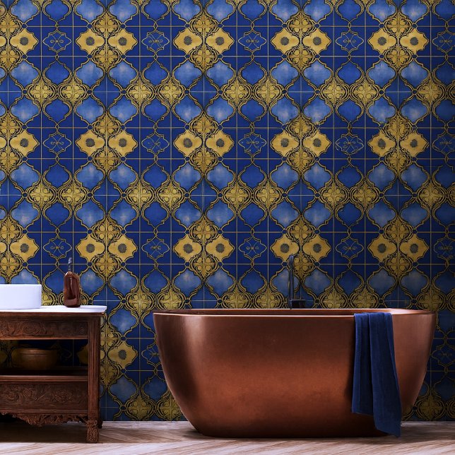 モロッコトレリスパターンクローバーブルー金ゴールド 壁紙 (Moroccan tile pattern blue and goldenrod Mediterranean look bathroom wallpaper.)