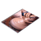 モロッコ、サフィの陶芸ポットで働く男性 ノートブック (左側)