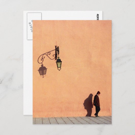 モロッコ，マラケシュの街の城壁を通る男 ポストカード (正面/裏面)