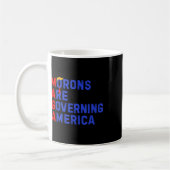 モロンが2024年アメリカおもしろいトランプを支配 コーヒーマグカップ (左)