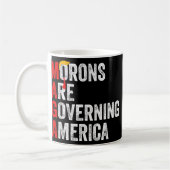モロンが2024年アメリカおもしろいトランプを支配 コーヒーマグカップ (左)