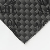 モロン・ラベ・ウォリアー・ローレルズ・オン・ブラック・カーボン フリースブランケット (角)