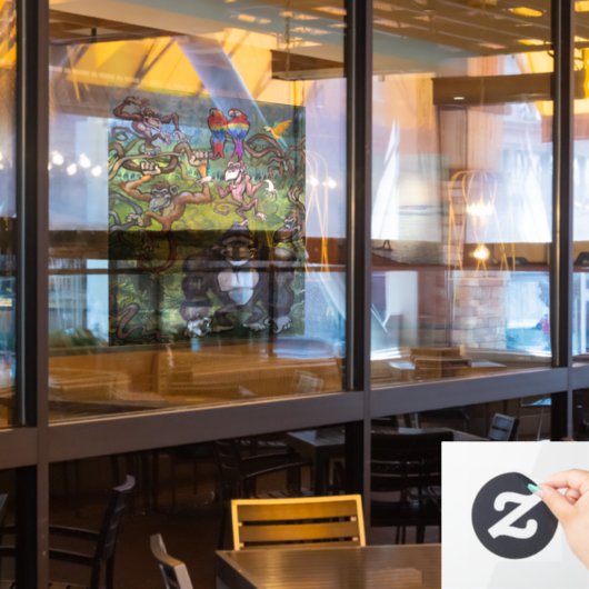 モンキーウィンドウにしがみつく ウィンドウサイン (レストラン窓)