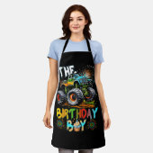 モンスタントラックのジャムファミリー一致する誕生日ボー エプロン (着用した状態)