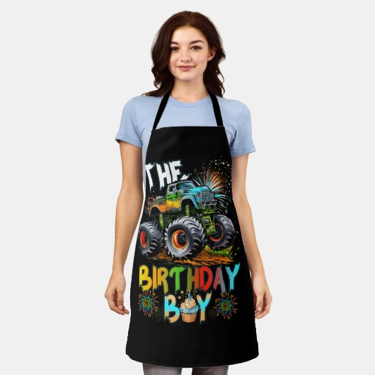 モンスタントラックのジャムファミリー一致する誕生日ボー エプロン (着用した状態)