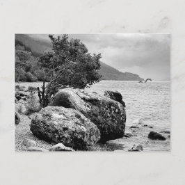 モンスターが付いているネス湖の海岸 ポストカード