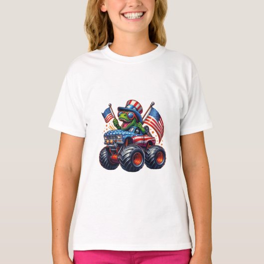 モンスタートラックに乗ったパトリオティックなティラノサウルスの面白いデザイン Tシャツ (正面)