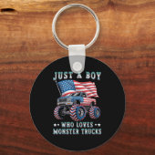 モンスタートラックのアメリカ国旗が大好きな少年 キーホルダー (正面)