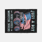 モンスタートラックのアメリカ国旗が大好きな少年 フリースブランケット (正面(横))