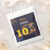モンスタートラックの暗い誕生日をクラッシュする準備ができている フェイバーバッグ (クリップ留めされた状態)