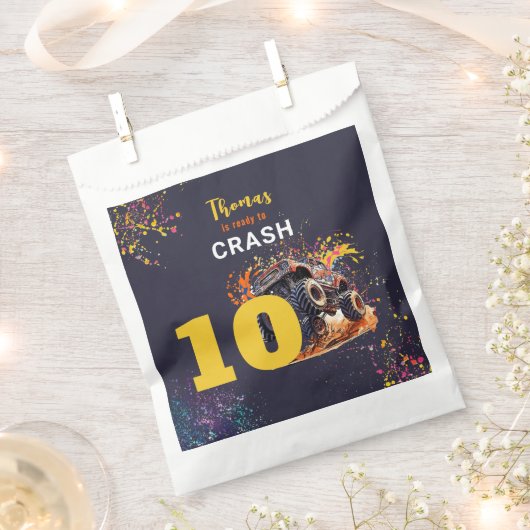 モンスタートラックの暗い誕生日をクラッシュする準備ができている フェイバーバッグ (クリップ留めされた状態)