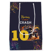 モンスタートラックの暗い誕生日をクラッシュする準備ができている ミディアムペーパーバッグ (裏面)