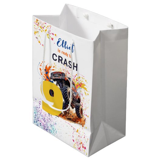 モンスタートラックの誕生日をクラッシュする準備ができている ミディアムペーパーバッグ (正面アングル)