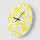 モンステラ葉の、明るい黄色の背景。 ラージ壁時計 (傾斜)