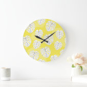 モンステラ葉の、明るい黄色の背景。 ラージ壁時計 (ホーム)