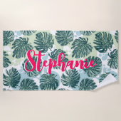 モンステラ葉熱帯パームホットピンクのスクリプト名 ビーチタオル (正面)