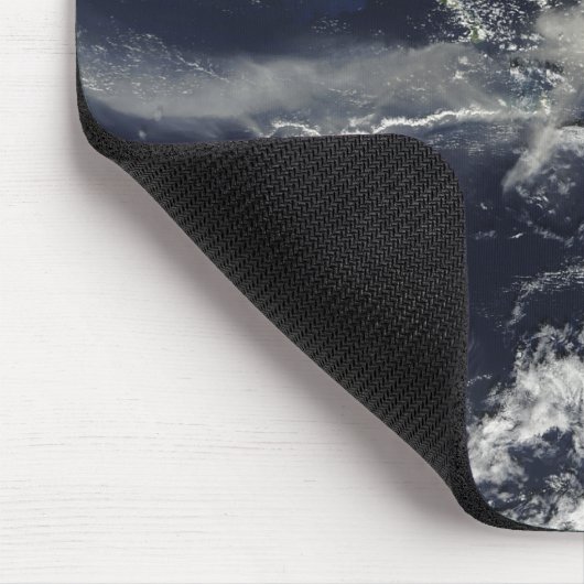 モンセラト、ソフリエールヒルズからのアッシュプルーム マウスパッド (コーナー)