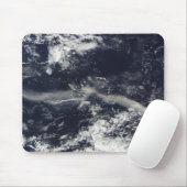 モンセラト、ソフリエールヒルズからのアッシュプルーム マウスパッド (マウス)