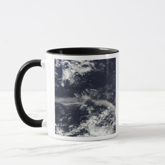 モンセラト、ソフリエールヒルズからのアッシュプルーム マグカップ (左)