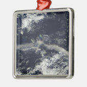 モンセラト、ソフリエールヒルズからのアッシュプルーム メタルオーナメント (左)