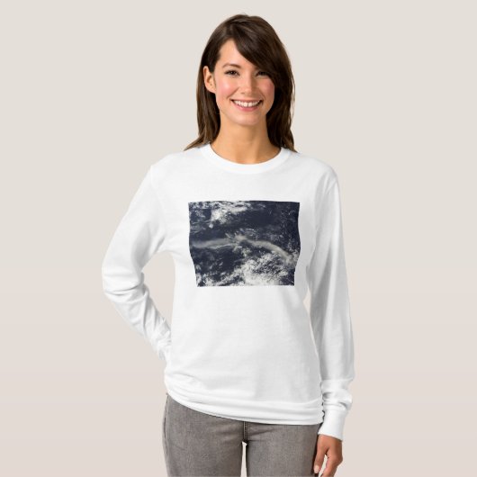 モンセラト、ソフリエールヒルズからのアッシュプルーム Tシャツ (正面フル)