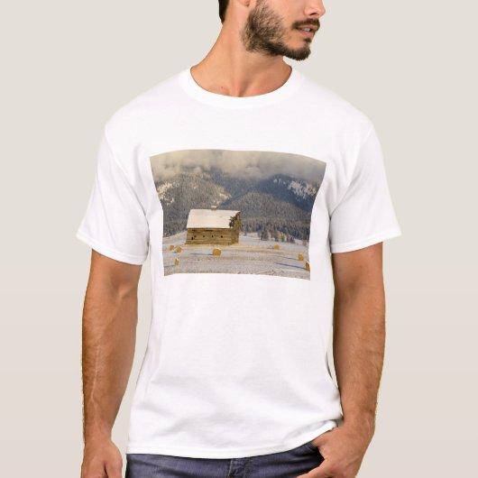 モンタナのミッションバレーに新雪が降り積もった納屋と干し草の俵 2 Tシャツ (正面)