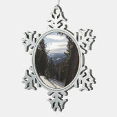 モンタナの冬のマディソン山脈 スノーフレークピューターオーナメント (右)