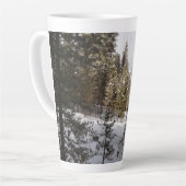 モンタナの冬の雪山の景色 カフェラテマグ (左アングル)