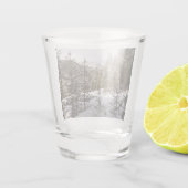 モンタナの冬の雪山の景色 ショットグラス (裏面)