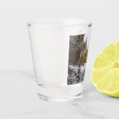 モンタナの冬の雪山の景色 ショットグラス (左)