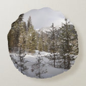 モンタナの冬の雪山の景色 ラウンドクッション (裏面)